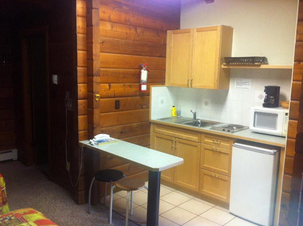 Raccoon Lodge Motel Sylvan Lake Cameră foto
